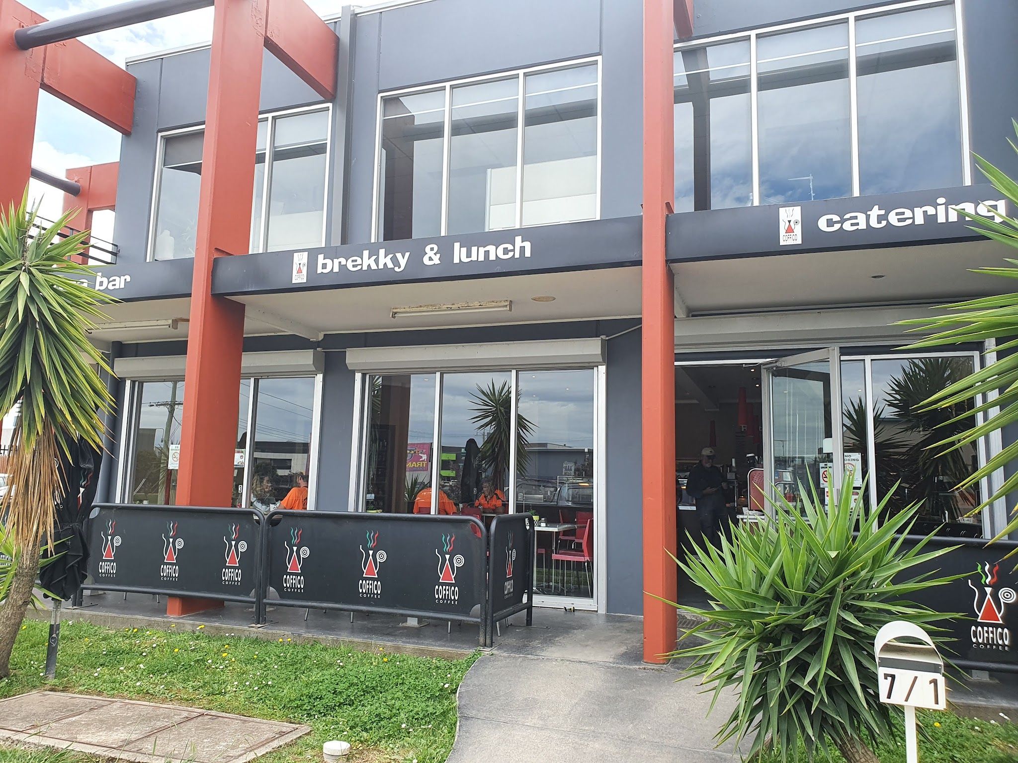 Coffee On Bate exterior with brekky and lunch signage and outdoor diners
